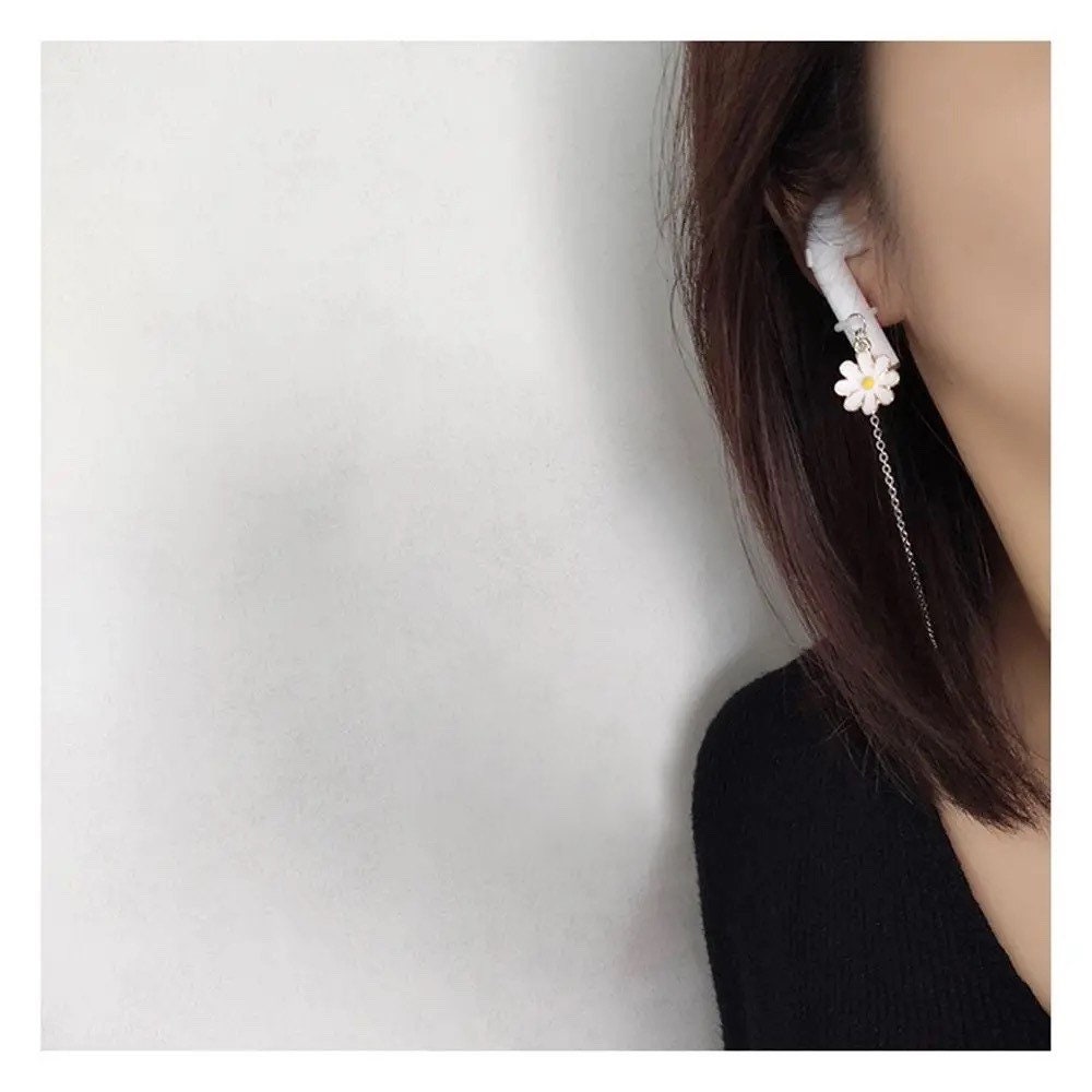 DAISY AIRPOD CHAIN / Holder / Headphone Grip / Protector / Flower Necklace / Kawaii Ins / Cute Phone Accessory Keeper / Apple Pods / Gift